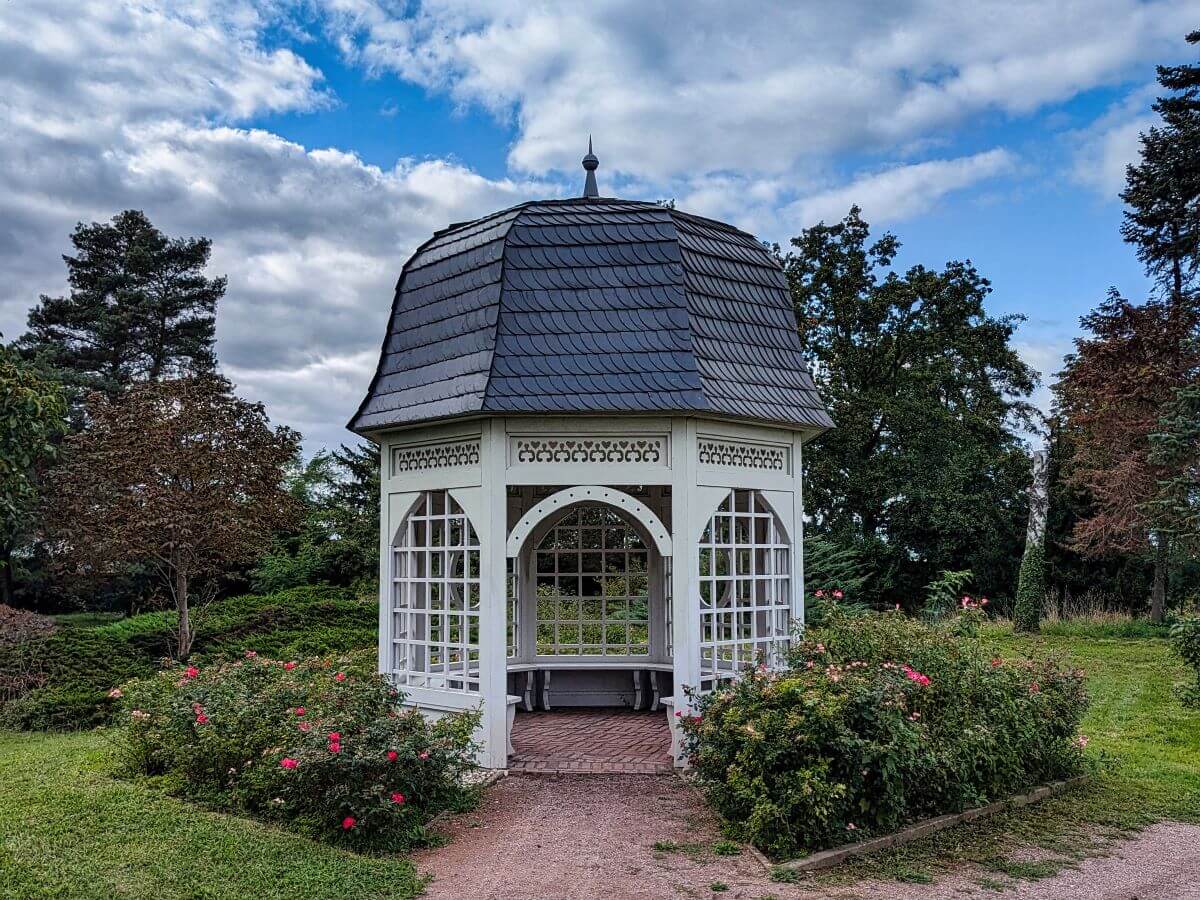 Im Garten von Schloss Braunshardt befinden sich zwei hübsche Pavillons